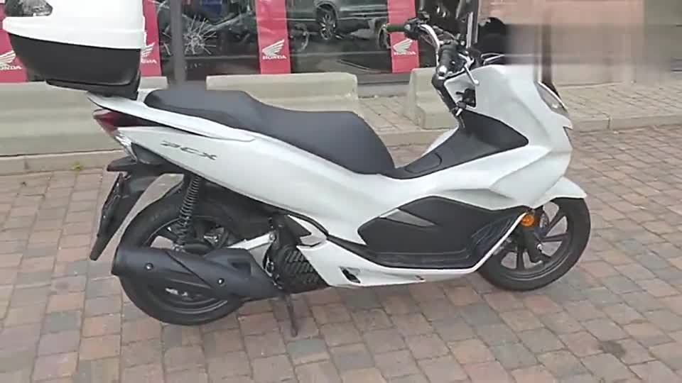 街头实拍本田踏板车PCX，颜值真不赖，如果引进你会考虑吗