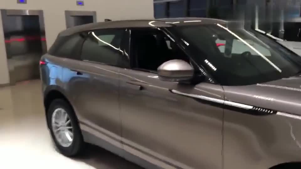 新款路虎揽胜星脉到店实拍,打开车门看到内饰,给个不喜欢理由