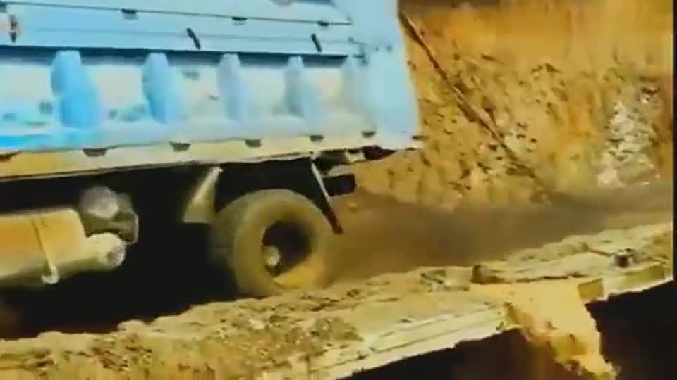 行车记录仪实拍：这绝对是良心工程，大货车走过都不坍塌