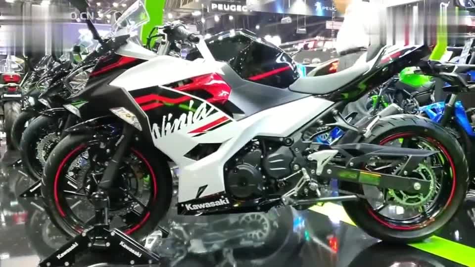 川崎忍者400白色，2020款车展实拍，你们喜欢这个配色还是川崎绿