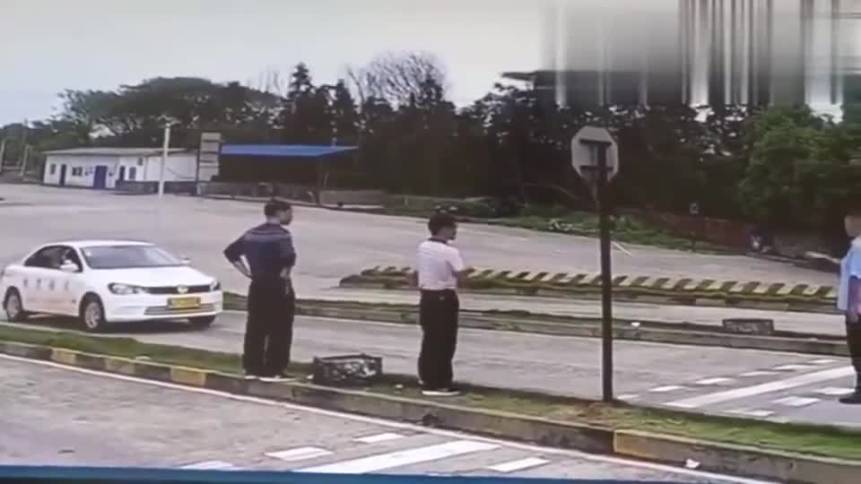 实拍：女司机科目二坡道起步，那棵树还好吗？
