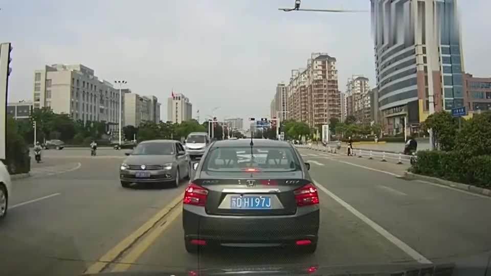 行车记录仪实拍：这位大神起步简直了，就问你们怕不怕！