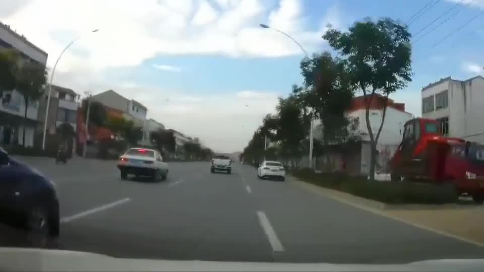 行车记录仪实拍：旁车突然变道，我被迫做出了两次极限闪躲