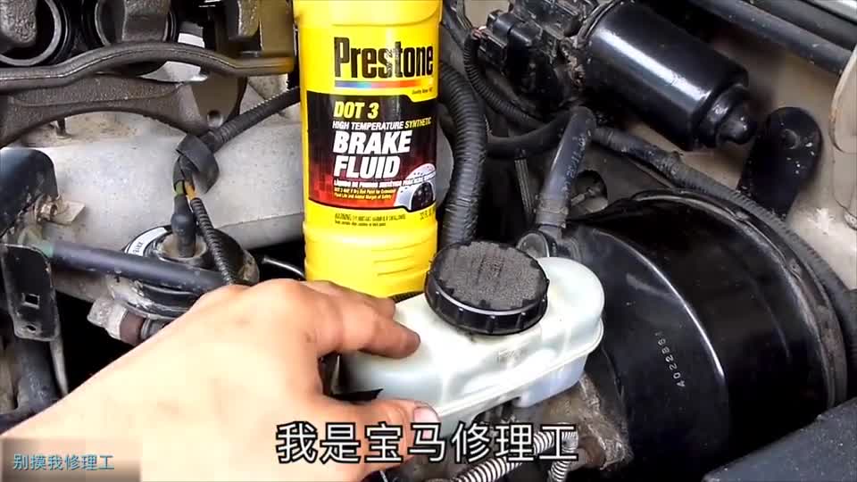 美国小伙手把手教你更换汽车刹车油，你的车有多久没换了？