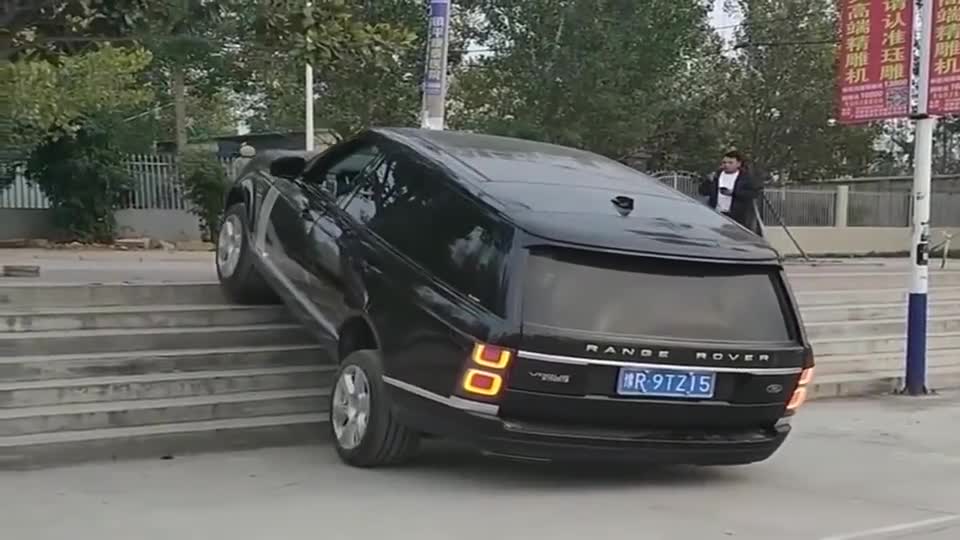 为了不交10块停车费，老板开着路虎走楼梯，无语了！