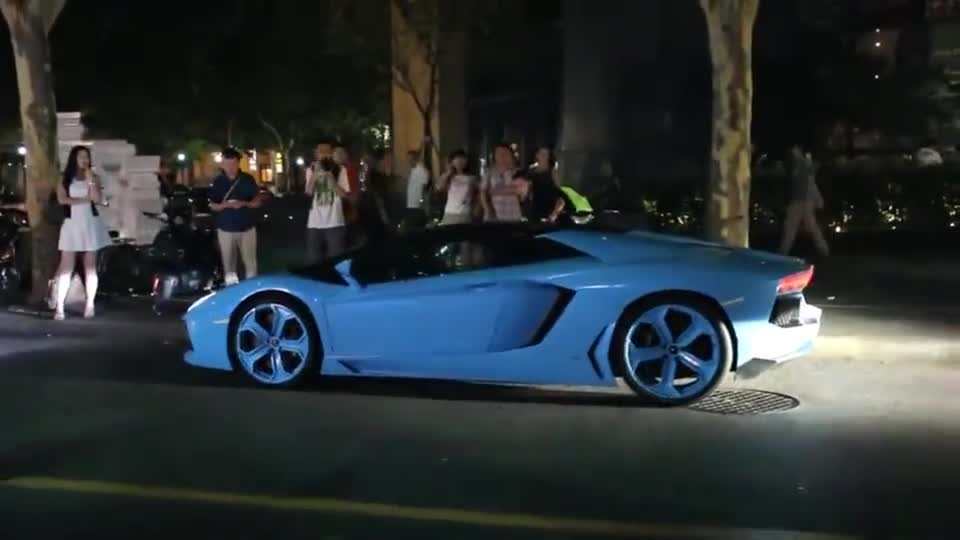 上海街头实拍兰博基尼大牛暴力起步，路边美女亮了！