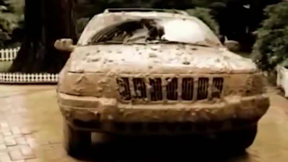 JEEP汽车创意广告，满身泥浆的车子