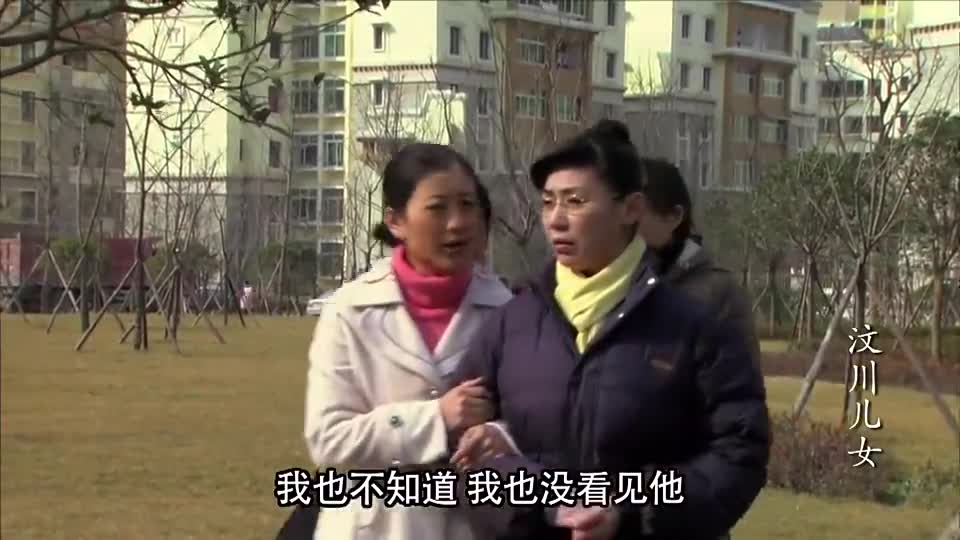犟壮小伙不送人专拦车媳妇去传递羌绣文化他舍不得也要放手