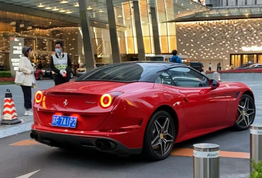 南通崇川区某酒店实拍法拉利加州T跑车，轰鸣声引人注目！