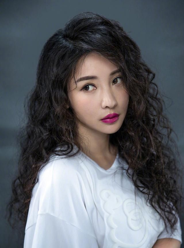 柳岩为准备七夕更换发型,成熟气质外漏,黑白休闲装不愧为女神