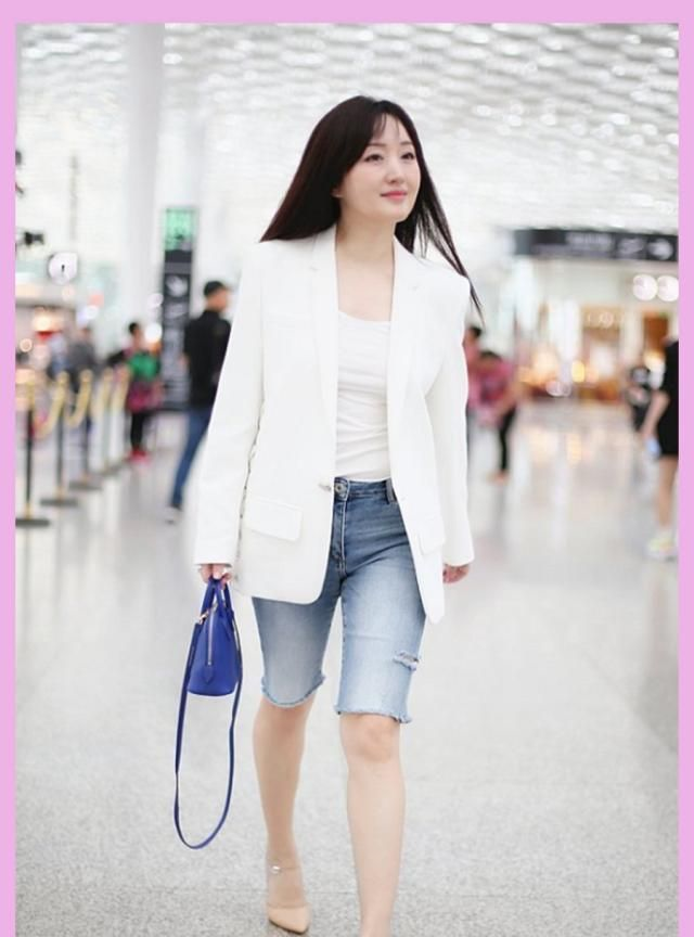 48岁杨钰莹真是厉害这么瘦的裤子也能驾驭笑容甜美发量惊人
