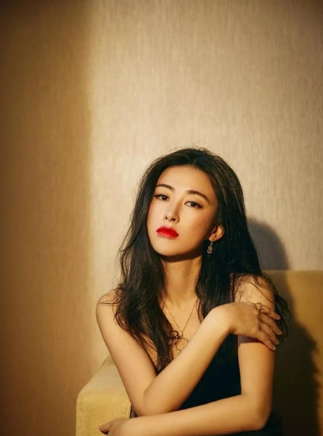 成熟大气的长相,为朱珠的颜值加了不少分,她的五官属于分开来看就
