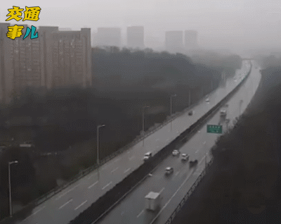 一组动图警示你降速控距开车灯雨天路滑防偏移二