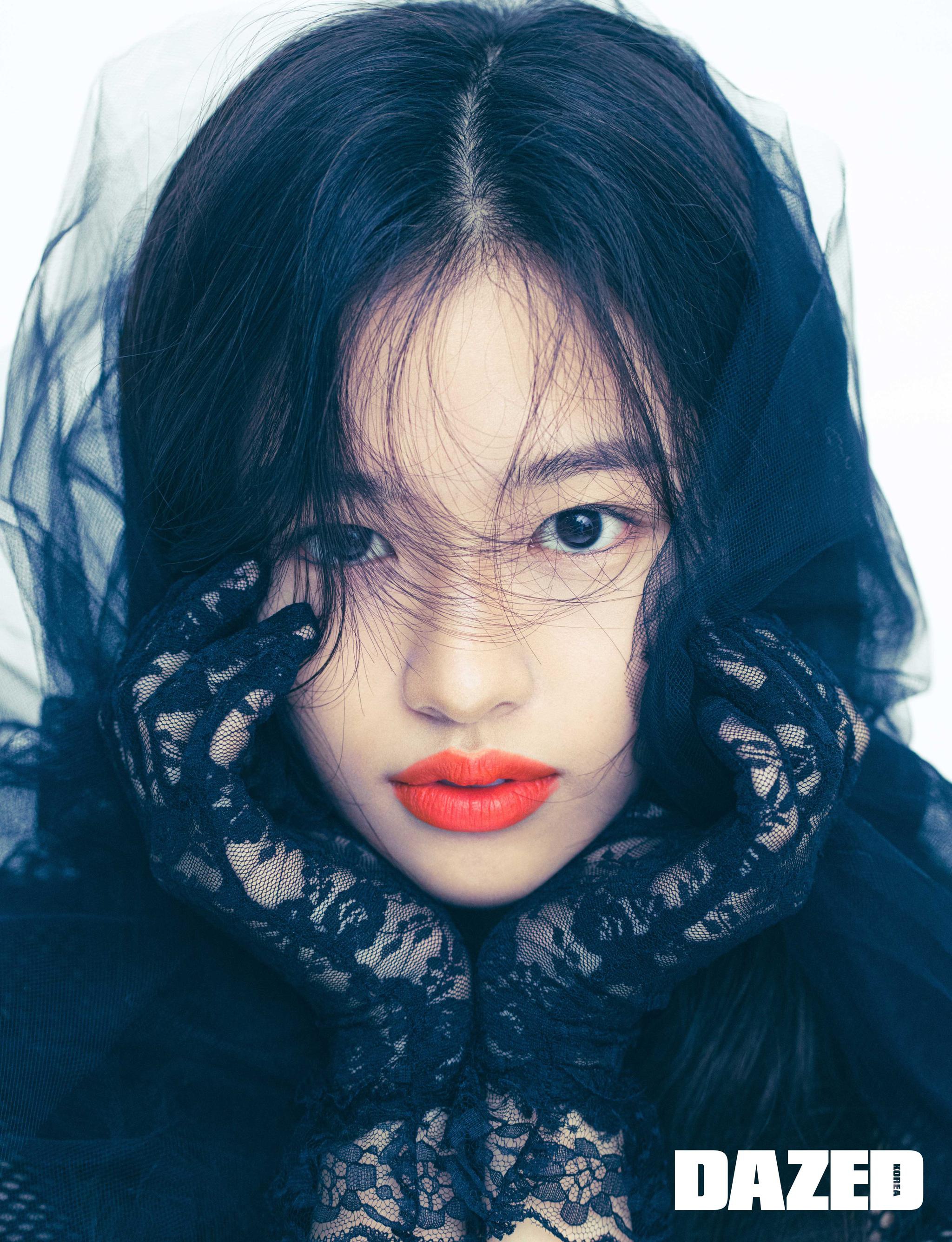 韩国女歌手安宥真最新杂志写真红唇俏丽