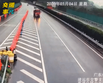 一组动图警示你:降速控距开车灯,雨天路滑防偏移