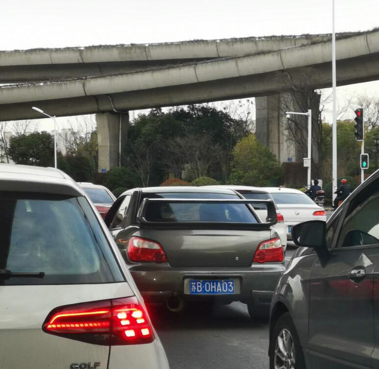 南通通启路实拍斯巴鲁STI，小钢炮充满了战斗感！