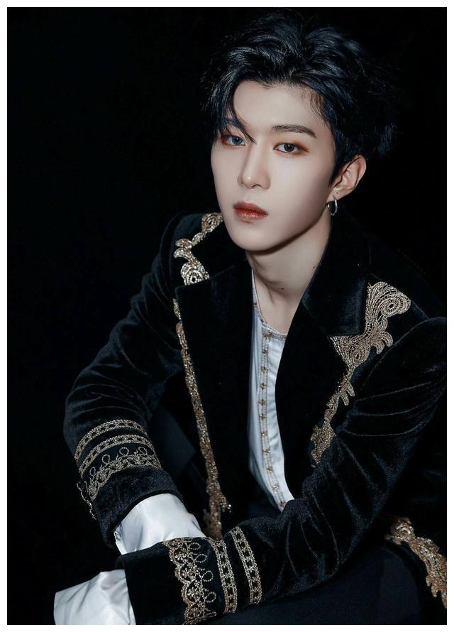 霍尊健身房被偶遇,本人身高1米8,一身肌肉,网友:被脸给骗了