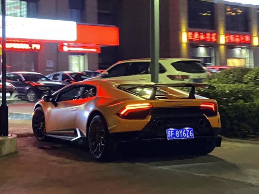 南通海门街头实拍兰博基尼LP580跑车，大尾翼十分拉风!