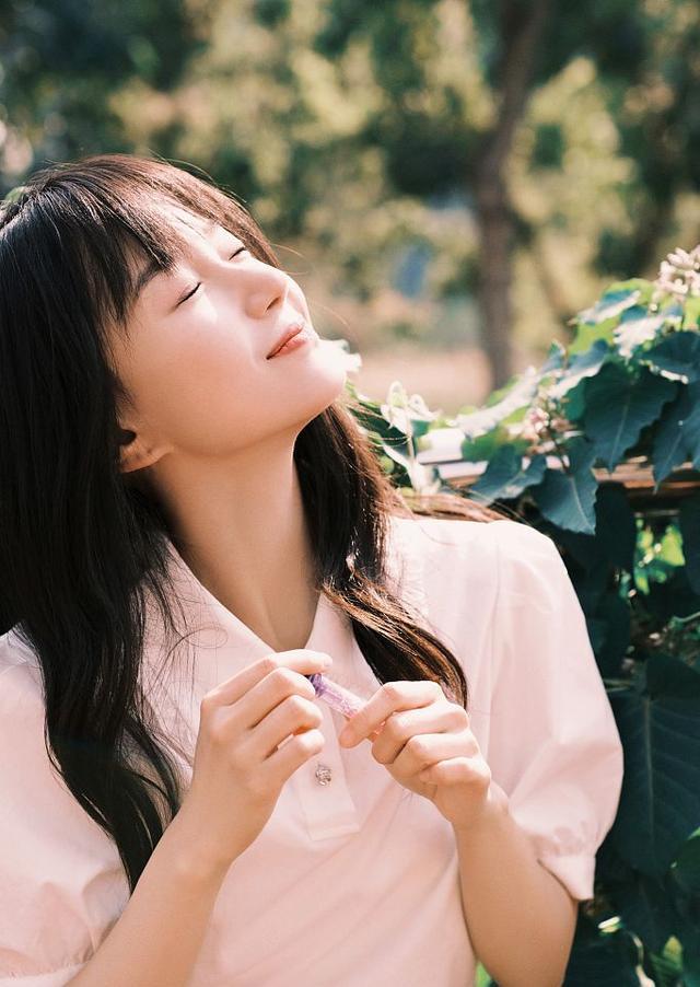 卜冠今复古氛围感写真秋意浓鲜花泡泡更显少女感明媚洋溢