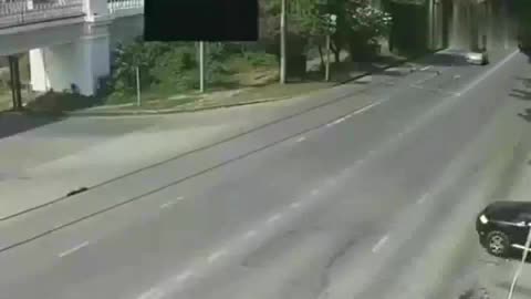 监控实拍：无敌女司机，上路不看车，车头瞬间被削掉一半