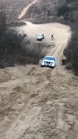 日产途乐爬坡真没劲，看着都觉得费劲，网友-油门踩到油箱里