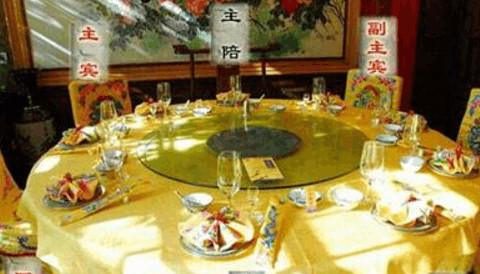 在酒桌上分为主陪,主宾,副主宾以及其他客人,主陪和副陪是劝酒的主力