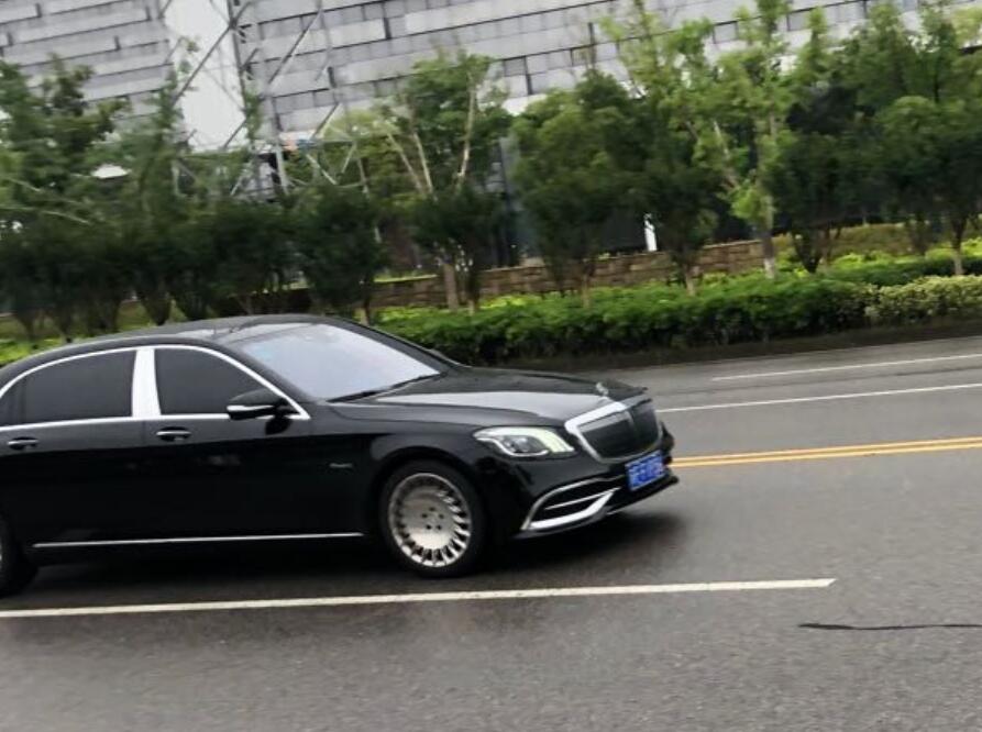 南通开发区街头实拍迈巴赫S560，气场秒杀周围所有车！