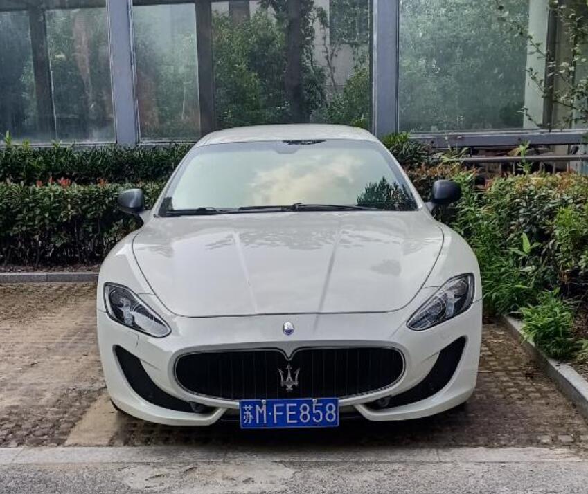 江苏泰兴街头实拍玛莎拉蒂GTMC跑车，车头造型霸气十足！