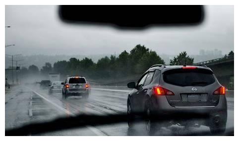 如何正确的超车变道 62bb-kcieyvz5355869.jpg