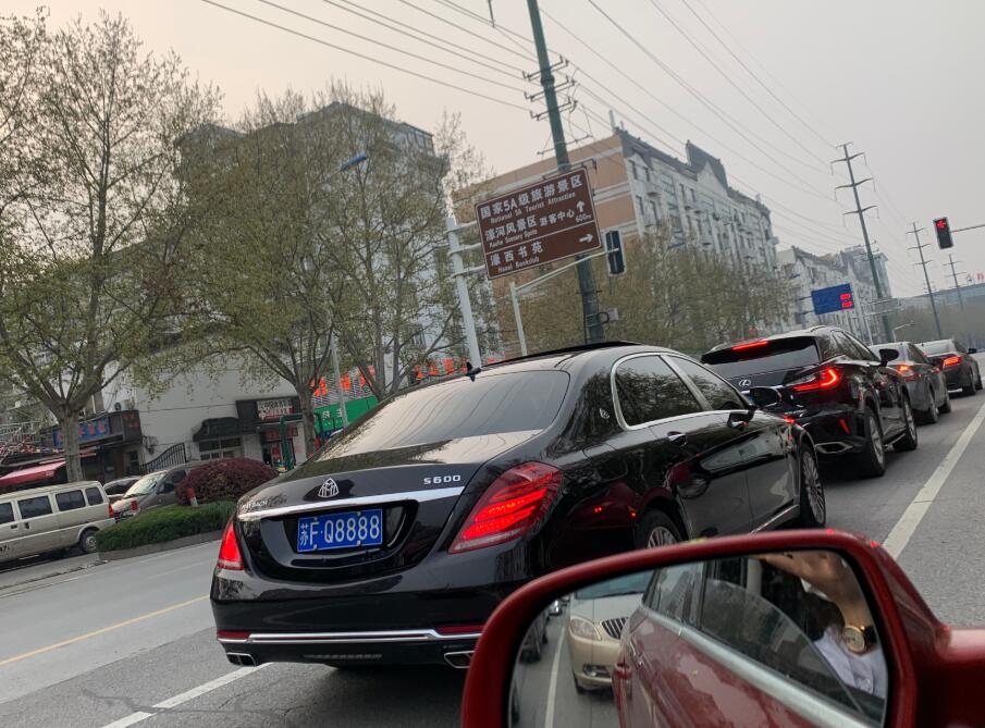 南通濠西路实拍迈巴赫S600，气场不输宾利RR！