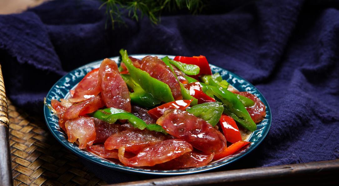 农家炒腊肠,香辣入味超下饭,做法简单的家常菜,配酒超