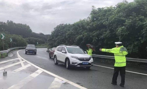 交警提醒：这4项交通救援不收钱，高速上也能叫，但很多车主不知