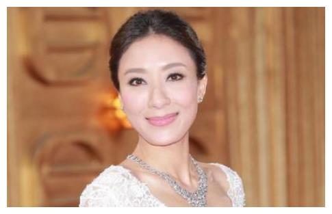 杨怡一家三口庆生，4个月女儿像婴儿版罗仲谦，被妈妈亲吻超开心