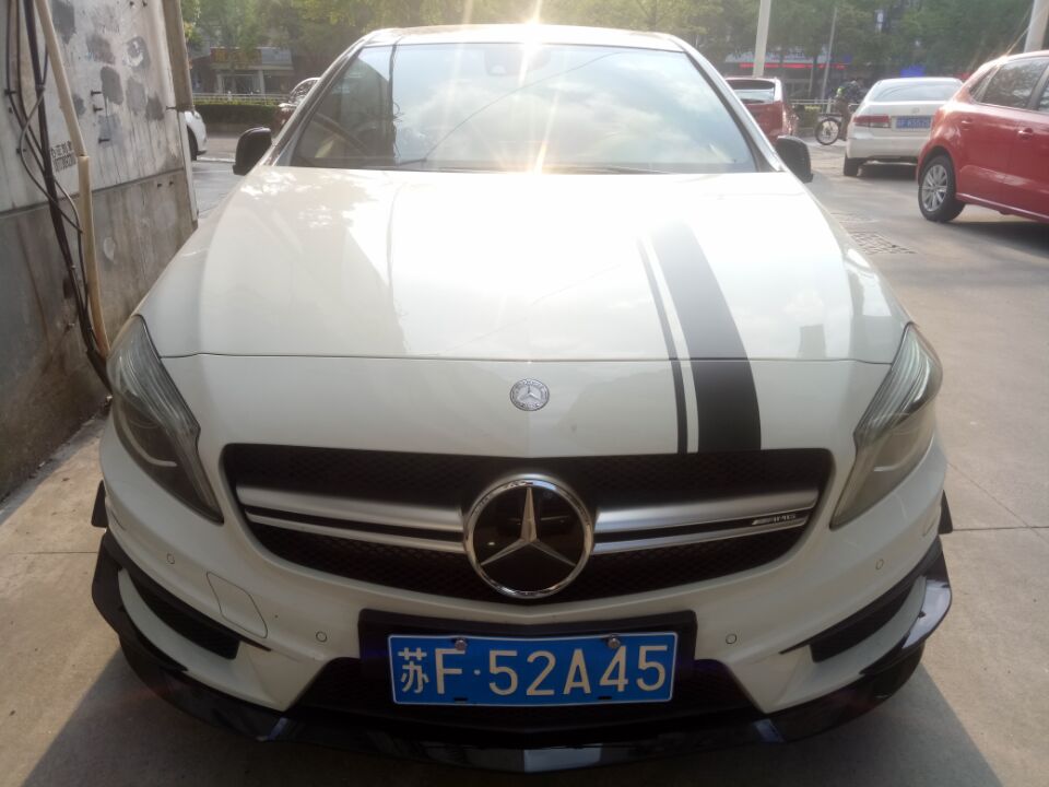南通崇川区街头实拍奔驰A45 AMG，车牌配车型恰好也是