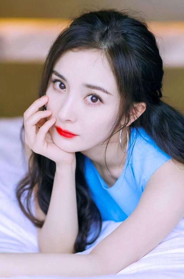 三十多岁的杨幂又美了紧身t恤搭配开叉裙身材真是太好啦