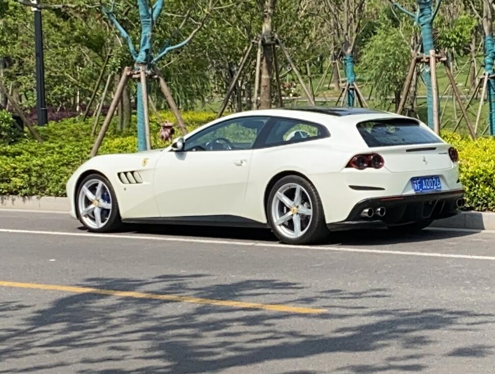 南通园林路实拍法拉利GTC4 Lusso，号称