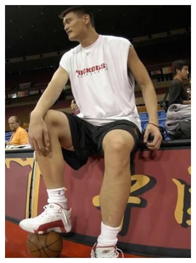 nba巨人平时要穿多大的鞋? 姚明仅第4, 这人比奥胖的脚还大!