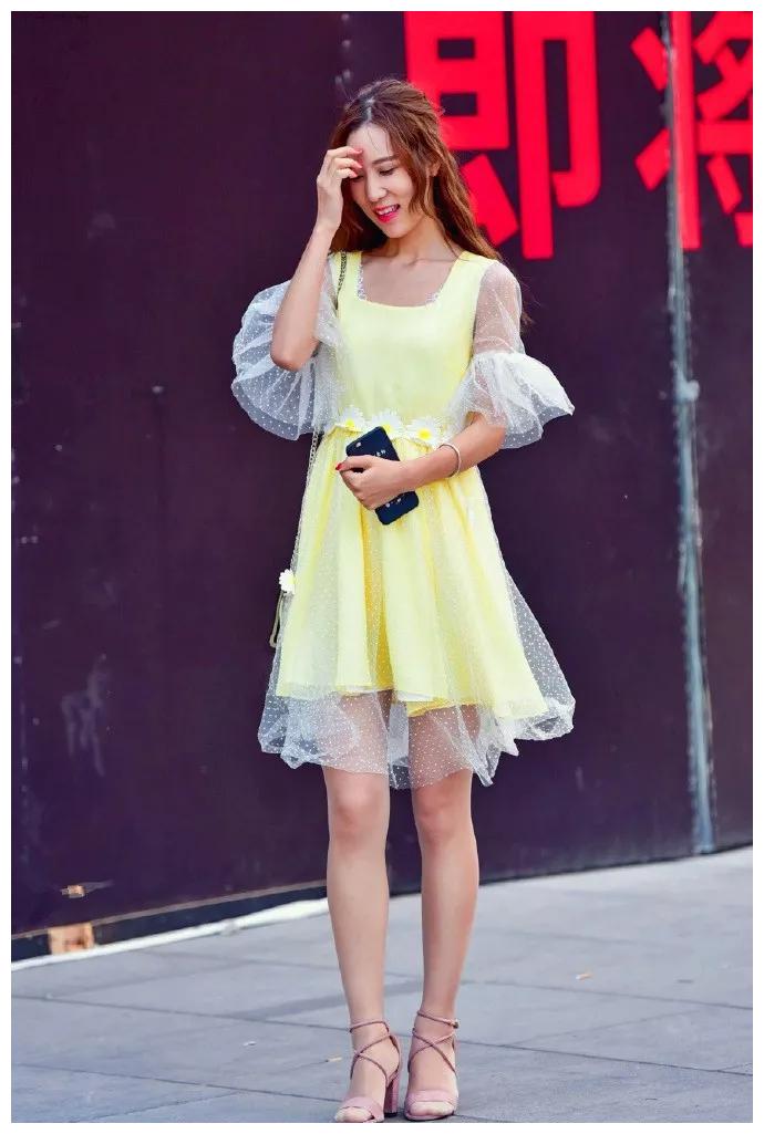 小姐姐搭配上一双绑带的高跟鞋,让她的整体气质看上去清新有浪漫休闲区蓝鸢梦想 - Www.slyday.coM 小姐姐搭配上一双绑带的高跟鞋,让她的整体气质看上去清新有浪漫休闲区蓝鸢梦想 - Www.slyday.coM