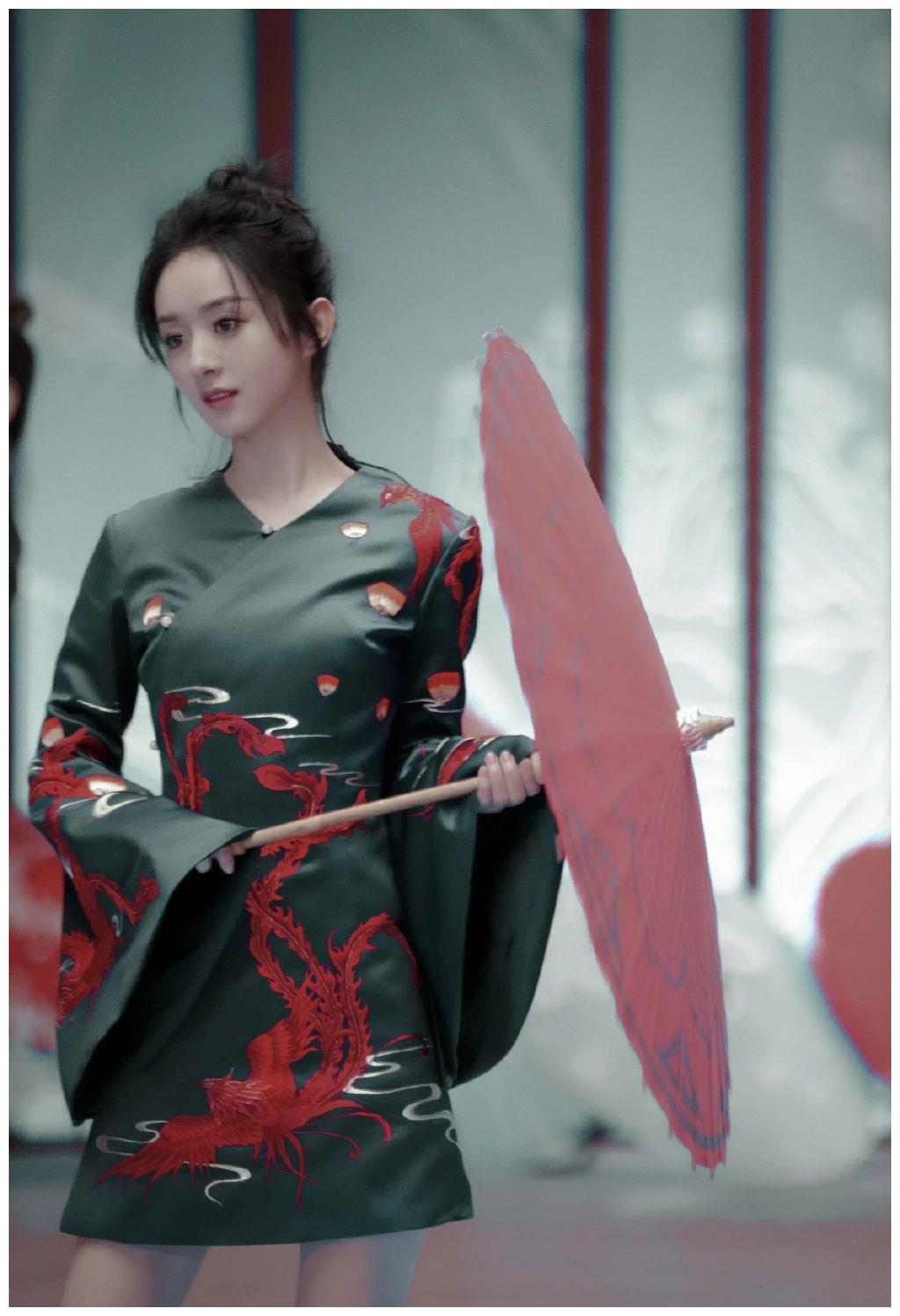 赵丽颖壁纸:国风旗袍配上俏皮丸子头,颖宝手摇红伞惊艳绝美!