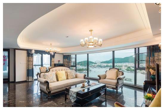 沈腾三亚买海景房后现身船务公司疑要买游艇，打扮随意双下巴明显