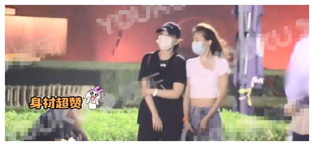 金晨李斯丹妮互挽胳膊拍合影在天安门散步闺蜜友谊令人羡慕
