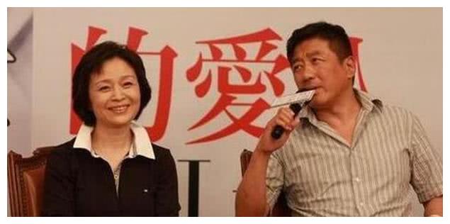 相比情史丰富的王志文,与初恋妻子相爱30年的丁勇岱,才是好男人