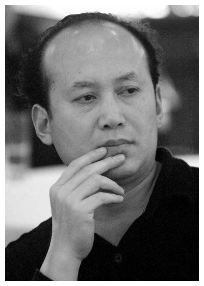 5岁郭达罕露面,曾连登20年春晚含泪隐退,今头发花白面容憔悴