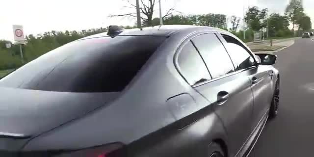 性能强悍的性能车，车尾设计运动