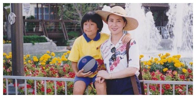 林凤娇年轻真是美人胚子!第一次看到房祖名和林凤娇的昔日照片