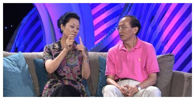 王丽云收工获头发花白男等候,身份引猜测,前夫车晓彤已重组家庭