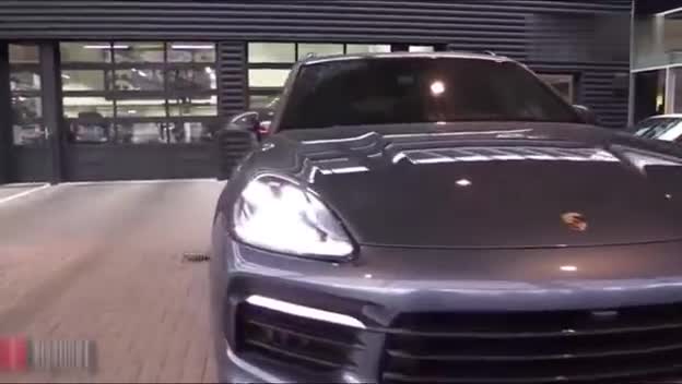 实拍新款保时捷卡宴，坐进驾驶舱看到贯穿式LED灯马上心动了