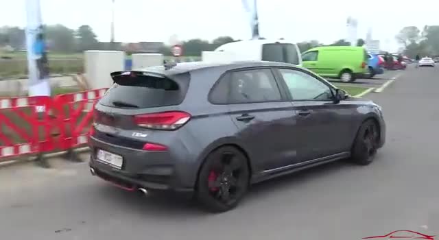 前脸造型犀利性感的性能车，魅力