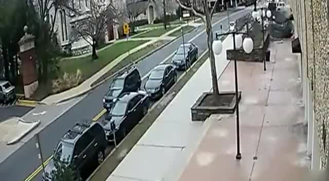 监控实拍，女司机开车突然掉下高楼