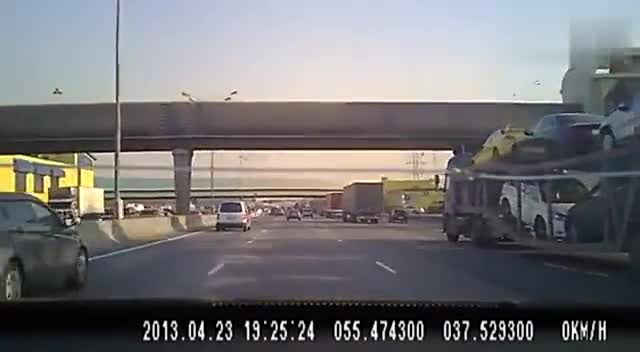 与大货车干上了实拍小轿车强行并线被撞翻滚